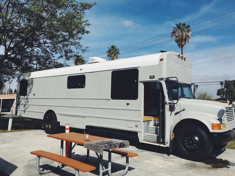 Кочевой дом из старого автобуса для семьи с тремя детьми