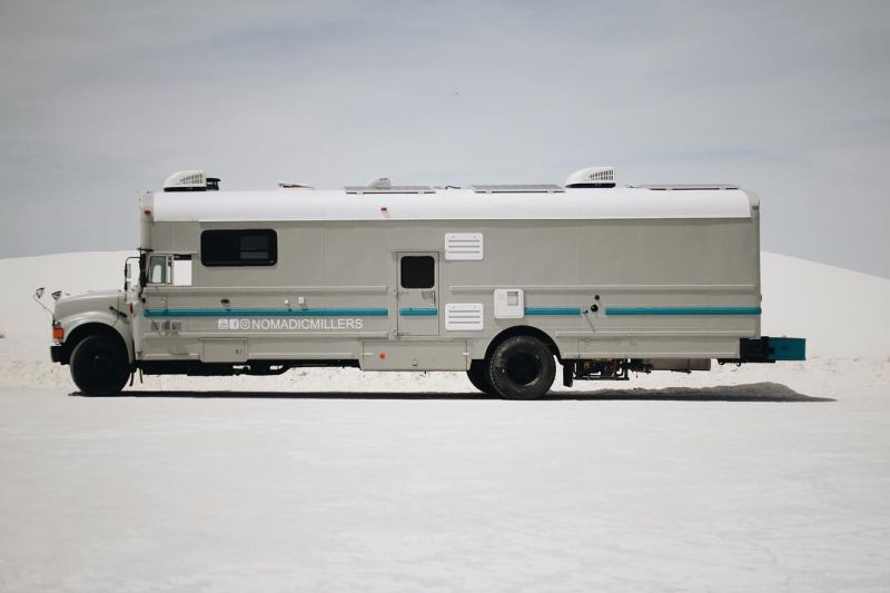 Кочевой дом из старого автобуса для семьи с тремя детьми