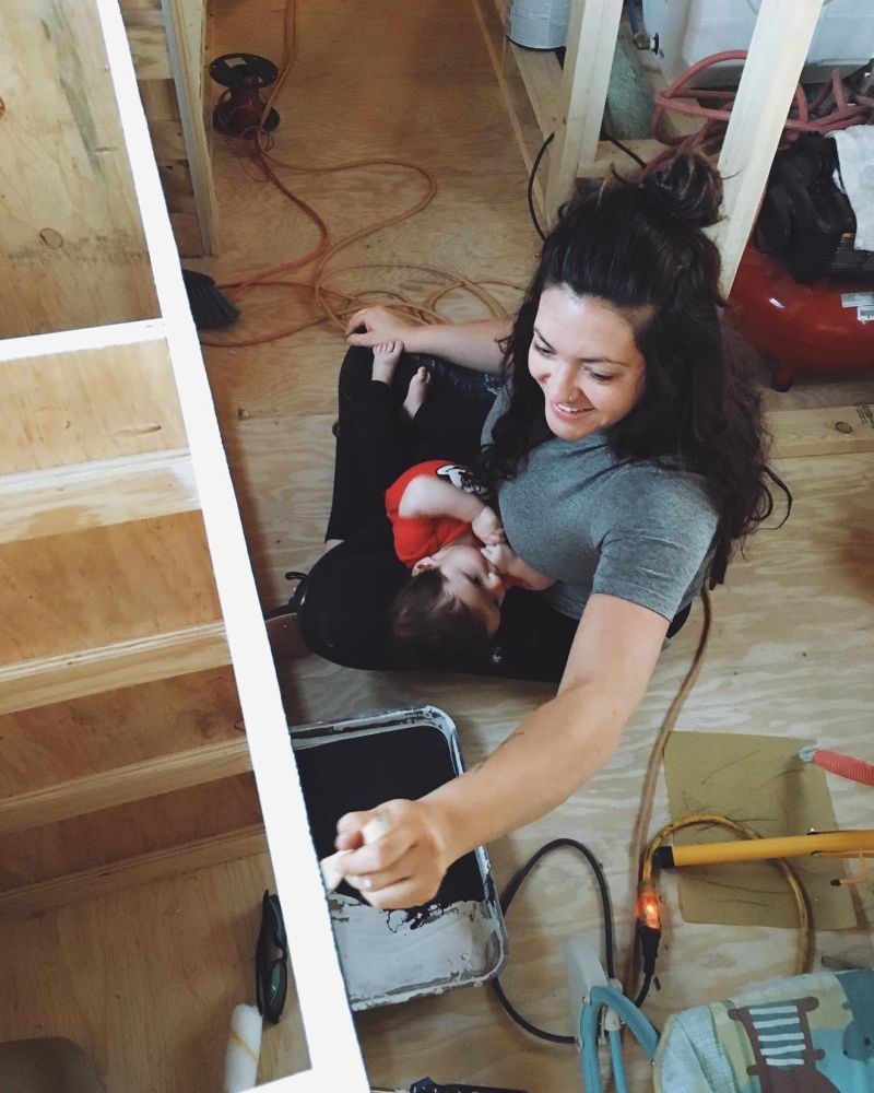 Кочевой дом из старого автобуса для семьи с тремя детьми