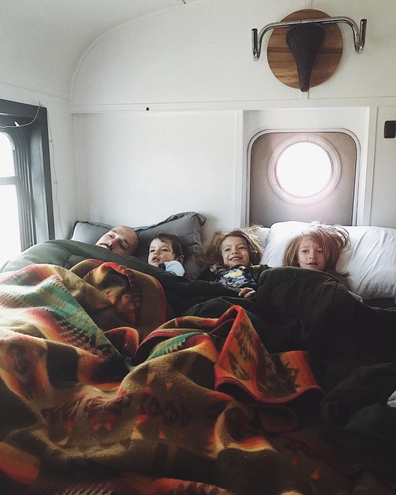 Кочевой дом из старого автобуса для семьи с тремя детьми