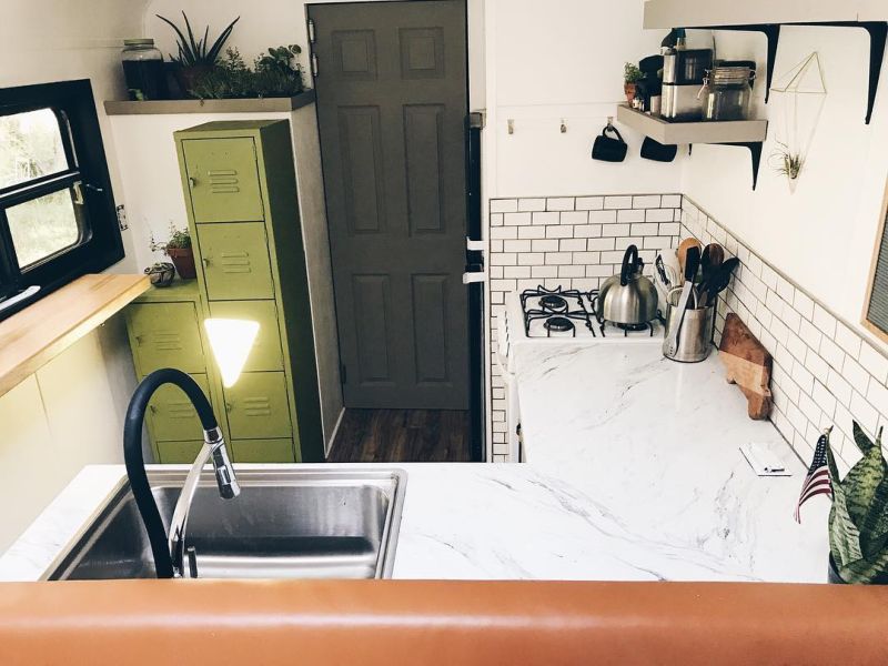 Кочевой дом из старого автобуса для семьи с тремя детьми