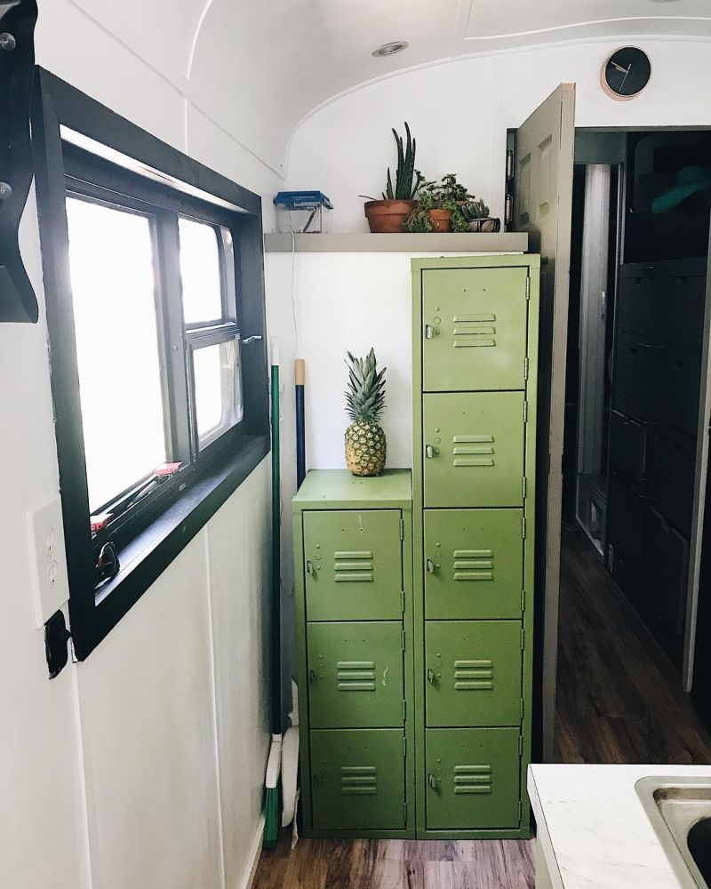 Кочевой дом из старого автобуса для семьи с тремя детьми