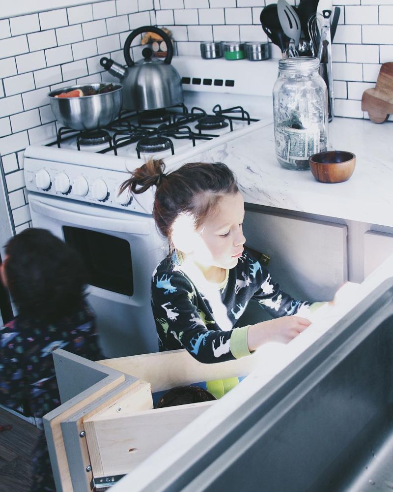 Кочевой дом из старого автобуса для семьи с тремя детьми