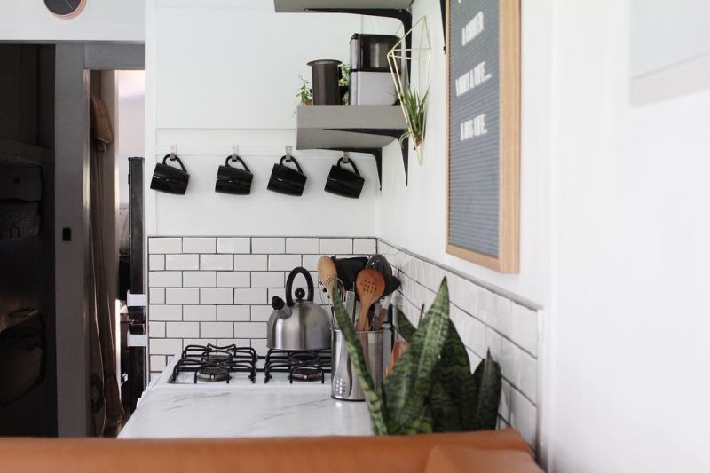 Кочевой дом из старого автобуса для семьи с тремя детьми