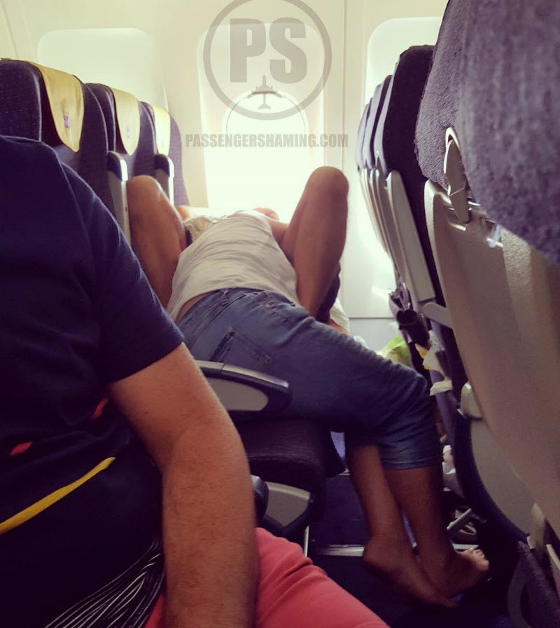 Американская стюардесса делится в инстаграме фотографиями самых отвратительных пассажиров