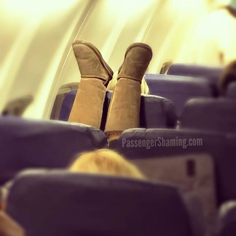 Американская стюардесса делится в инстаграме фотографиями самых отвратительных пассажиров