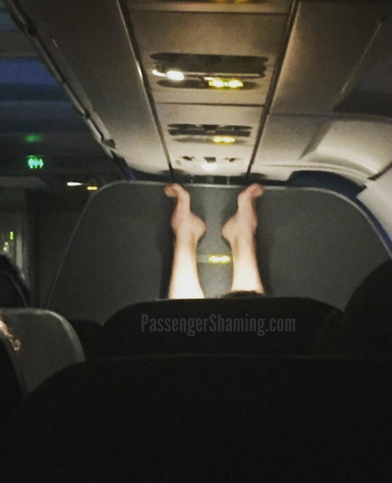Американская стюардесса делится в инстаграме фотографиями самых отвратительных пассажиров