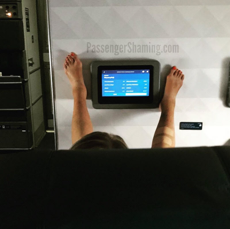 Американская стюардесса делится в инстаграме фотографиями самых отвратительных пассажиров