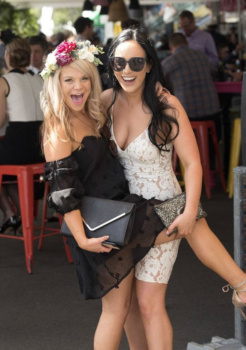 Посетительницы сиднейского ипподрома продемонстрировали не только интерес к конному спорту