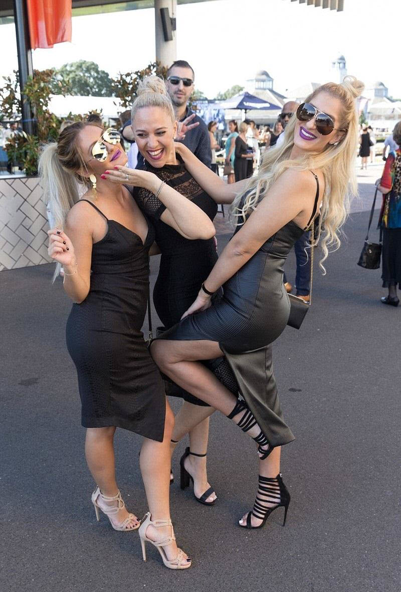 Посетительницы сиднейского ипподрома продемонстрировали не только интерес к конному спорту