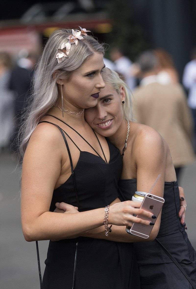 Посетительницы сиднейского ипподрома продемонстрировали не только интерес к конному спорту