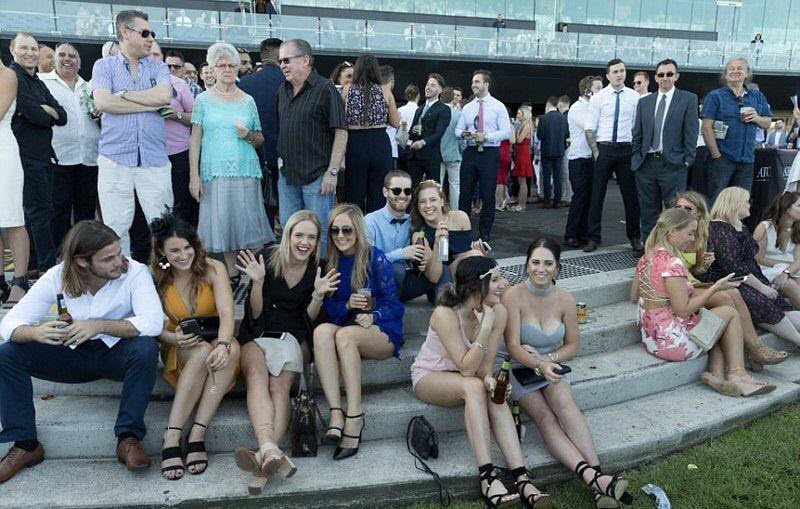 Посетительницы сиднейского ипподрома продемонстрировали не только интерес к конному спорту