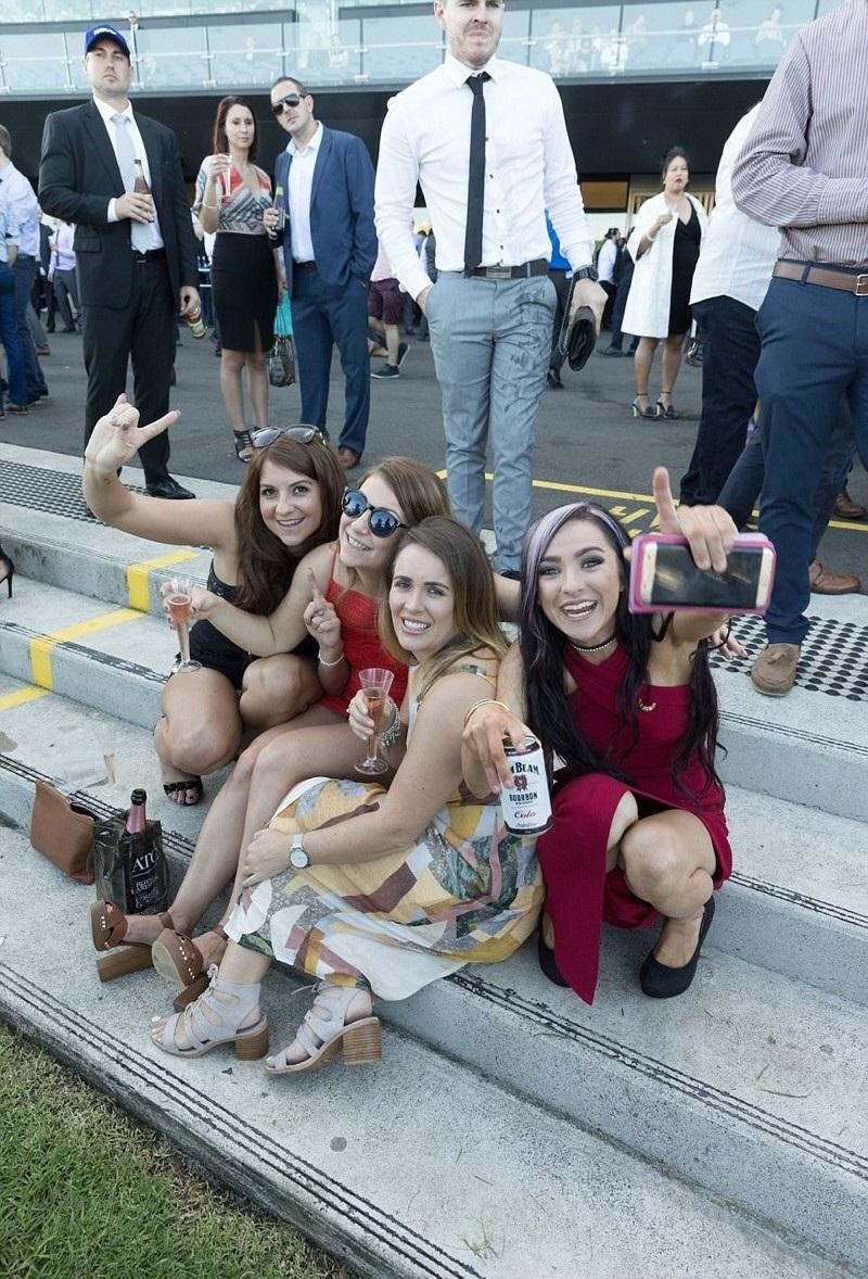 Посетительницы сиднейского ипподрома продемонстрировали не только интерес к конному спорту