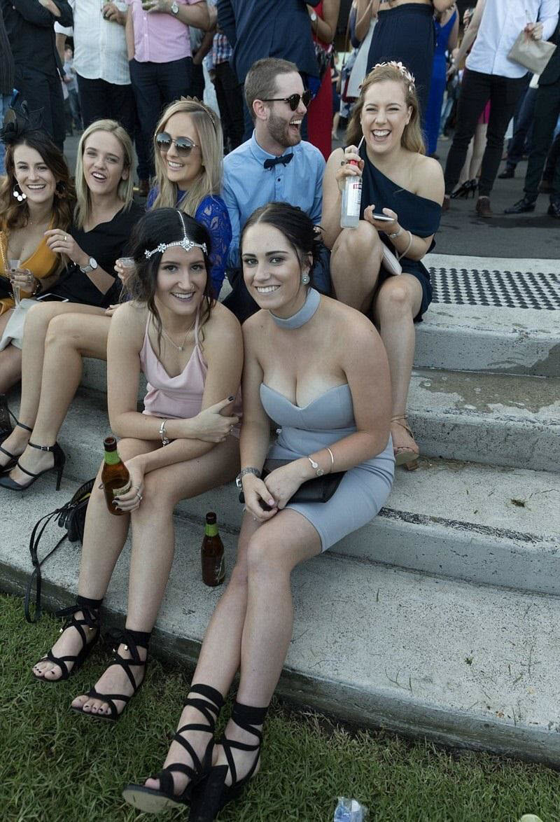 Посетительницы сиднейского ипподрома продемонстрировали не только интерес к конному спорту