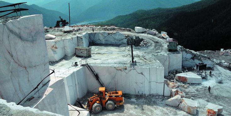 Процесс добычи мрамора в России на видео