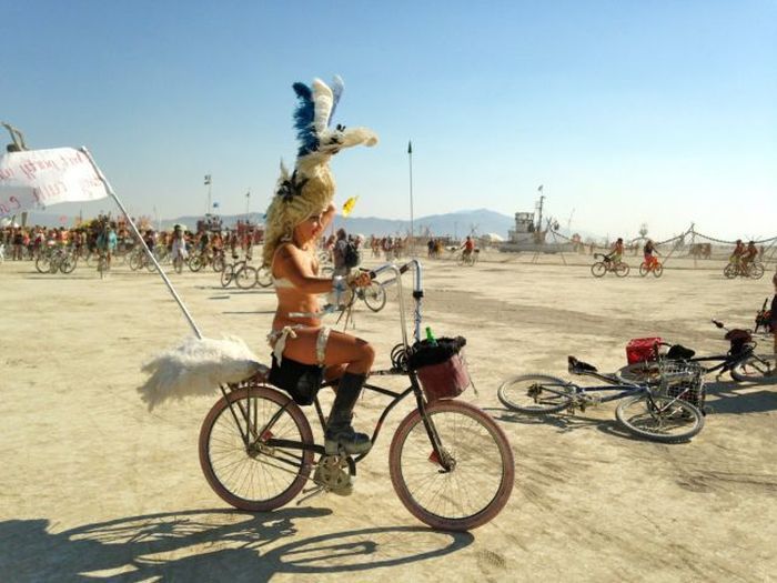 Люди и их костюмы на фестивале Burning Man 201