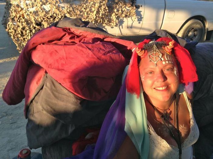 Люди и их костюмы на фестивале Burning Man 201