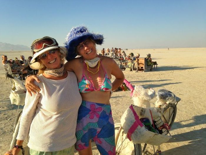 Люди и их костюмы на фестивале Burning Man 201