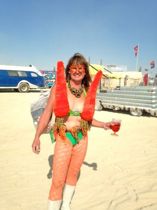 Люди и их костюмы на фестивале Burning Man 201