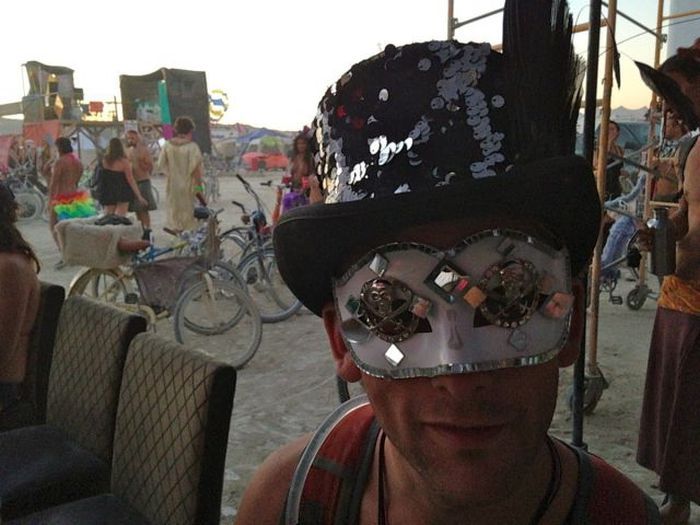 Люди и их костюмы на фестивале Burning Man 201