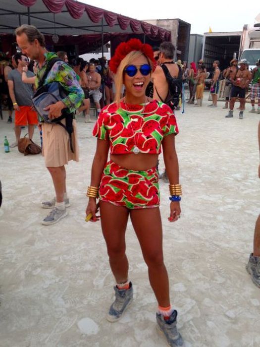 Люди и их костюмы на фестивале Burning Man 201