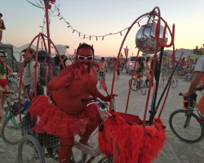 Люди и их костюмы на фестивале Burning Man 201