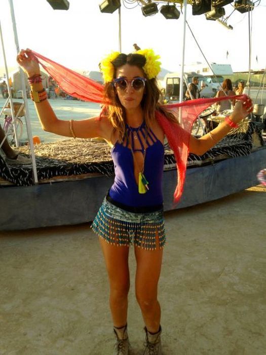 Люди и их костюмы на фестивале Burning Man 201