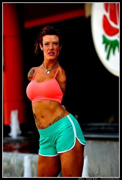 Безрукая бодибилдерша