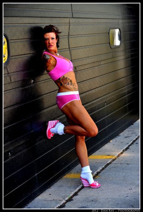 Безрукая бодибилдерша