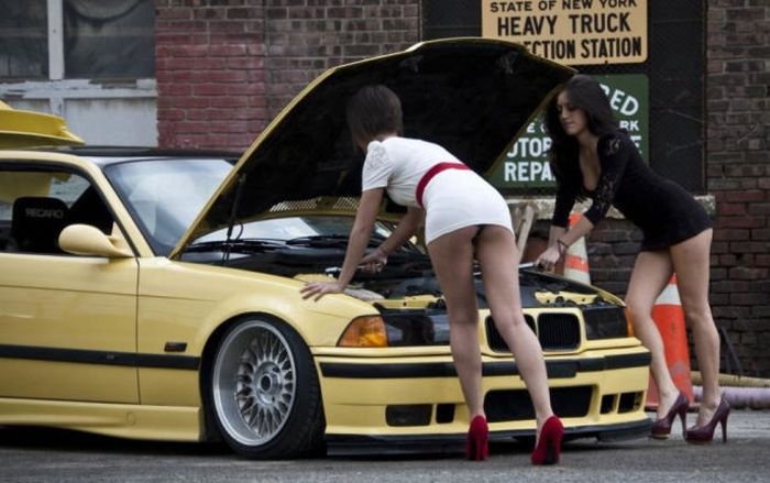 Девушки в коротких платьях