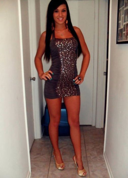 Девушки в коротких платьях