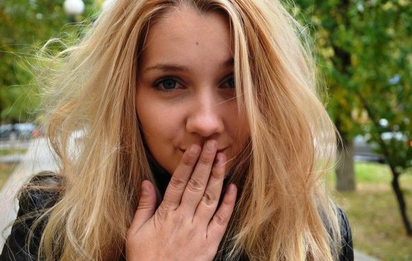 Девушки, играющие в онлайн игры