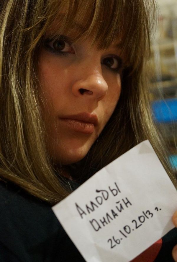 Девушки, играющие в онлайн игры