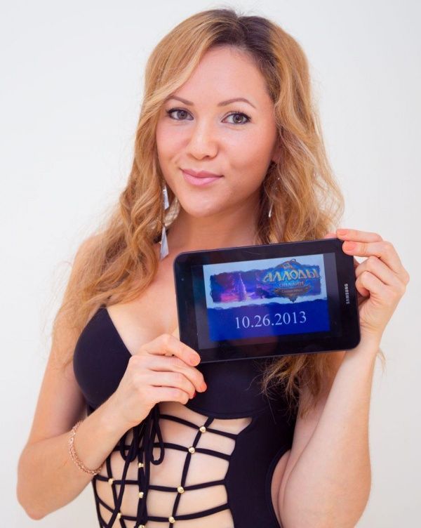 Девушки, играющие в онлайн игры