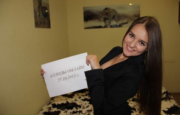 Девушки, играющие в онлайн игры