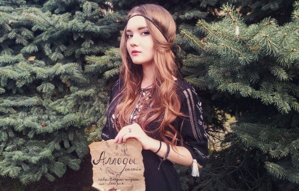 Девушки, играющие в онлайн игры