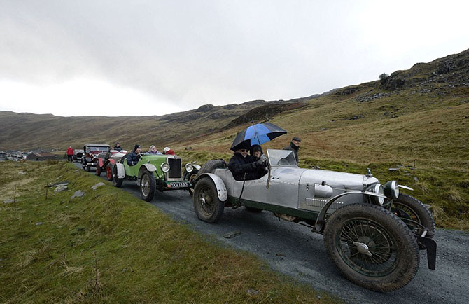 Старинные автомобили на одной из самых крутых дорог Великобритании