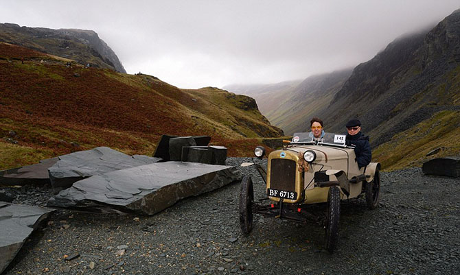 Старинные автомобили на одной из самых крутых дорог Великобритании