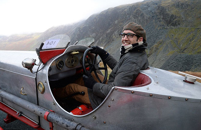 Старинные автомобили на одной из самых крутых дорог Великобритании