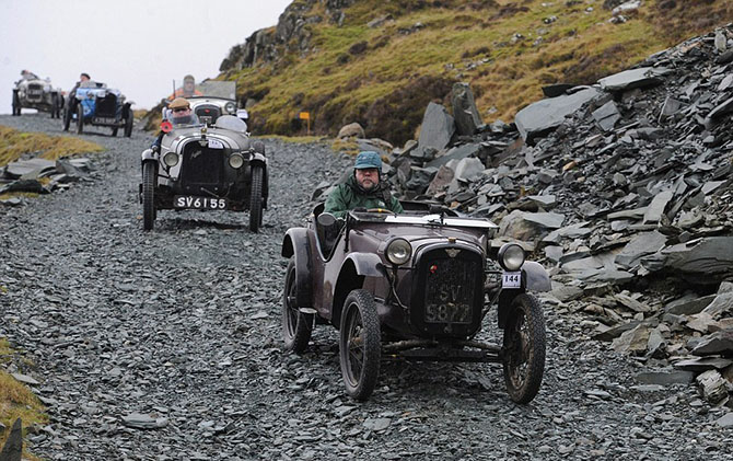 Старинные автомобили на одной из самых крутых дорог Великобритании