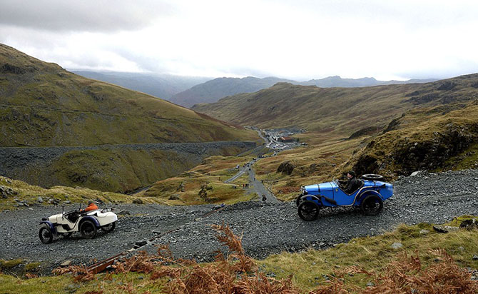 Старинные автомобили на одной из самых крутых дорог Великобритании