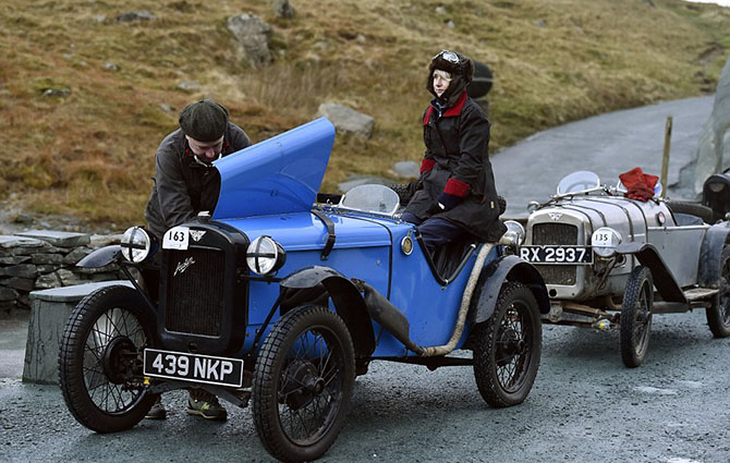 Старинные автомобили на одной из самых крутых дорог Великобритании