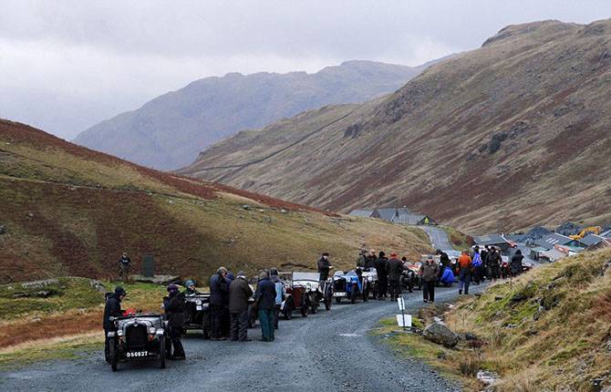 Старинные автомобили на одной из самых крутых дорог Великобритании