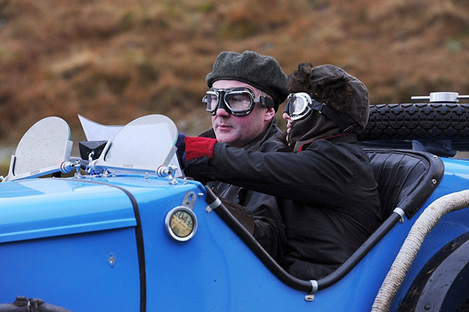 Старинные автомобили на одной из самых крутых дорог Великобритании