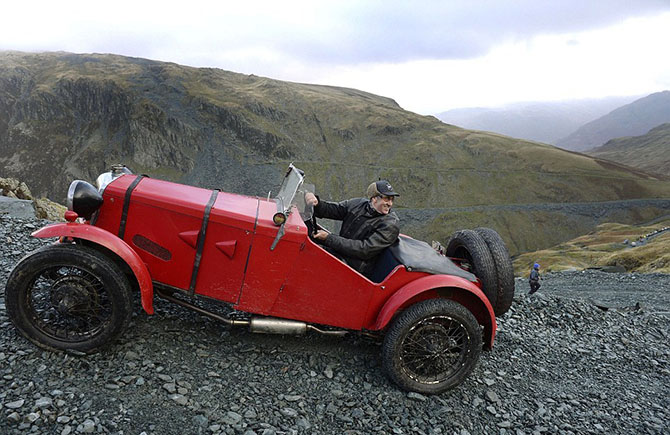 Старинные автомобили на одной из самых крутых дорог Великобритании