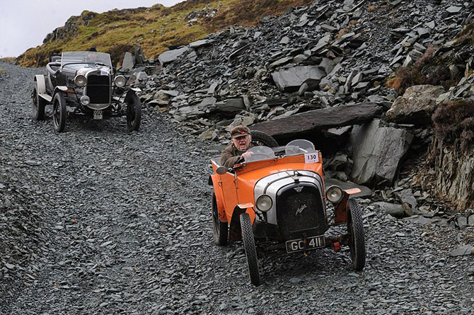 Старинные автомобили на одной из самых крутых дорог Великобритании