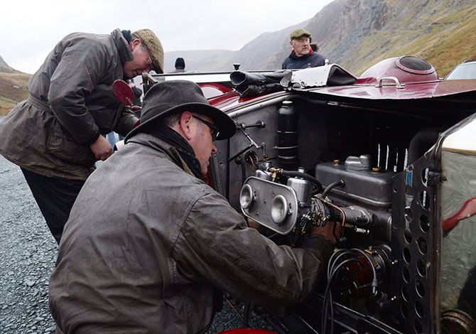 Старинные автомобили на одной из самых крутых дорог Великобритании
