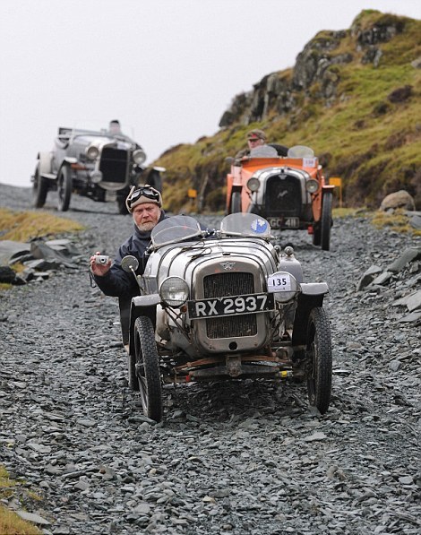 Старинные автомобили на одной из самых крутых дорог Великобритании