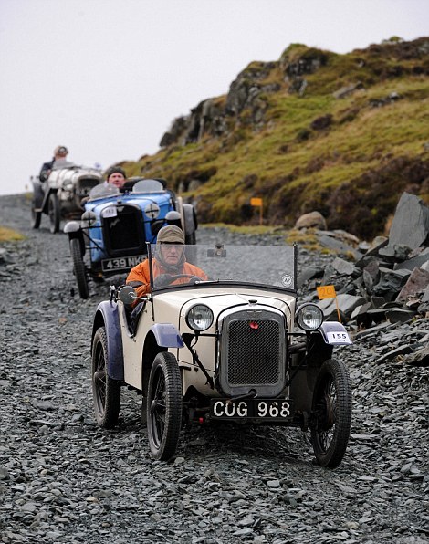 Старинные автомобили на одной из самых крутых дорог Великобритании