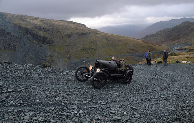 Старинные автомобили на одной из самых крутых дорог Великобритании